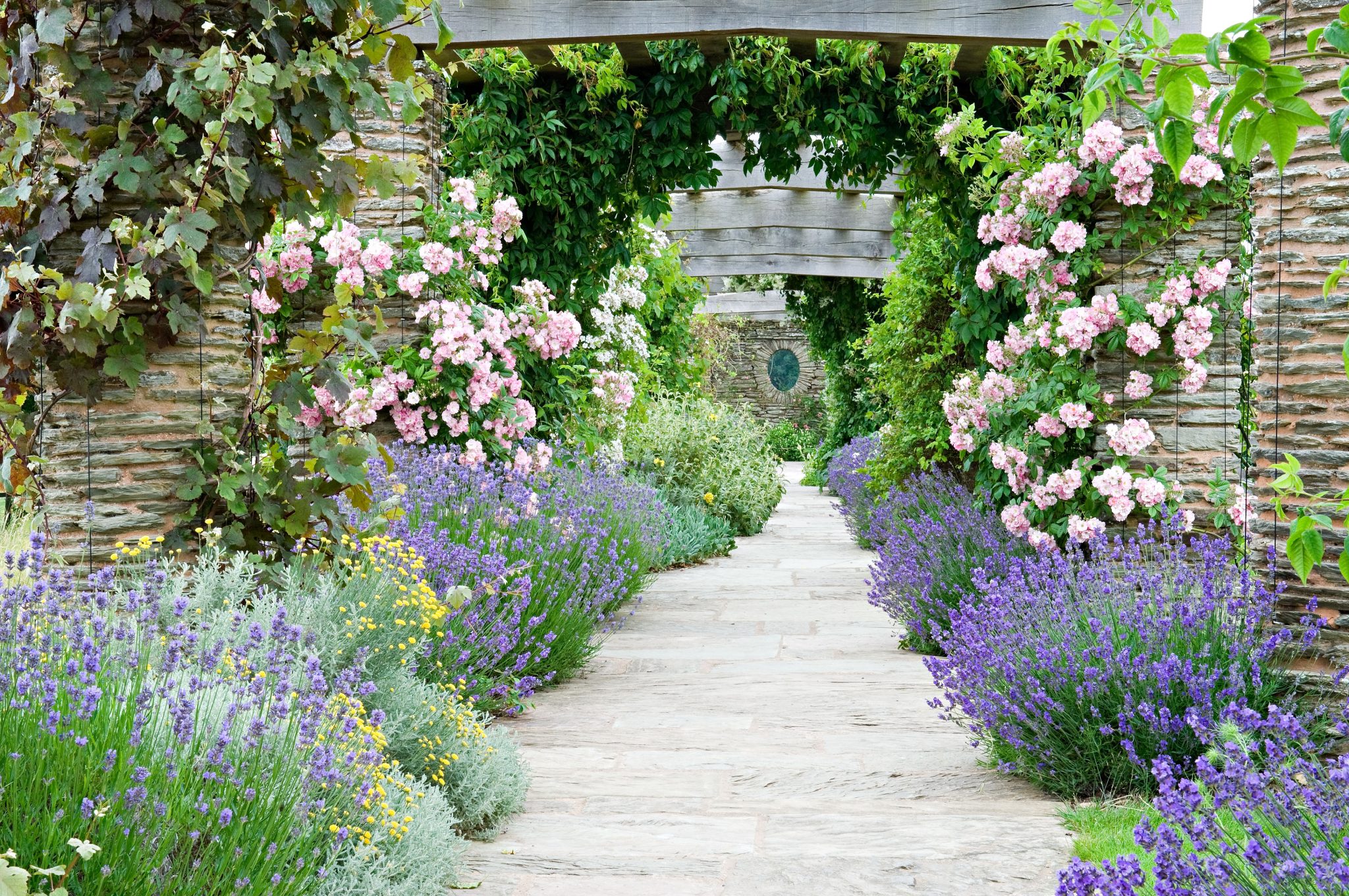 Virtuální prohlídka Velké Británie. Anglické soukromé zahrady online.
