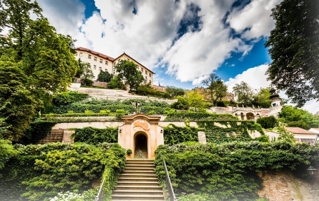 Při procházce Prahou nejspíše nevynecháte Pražský hrad, v jehož blízkosti se nachází komplex palácových zahrad zvaný Zahrady pod Pražským hradem.
