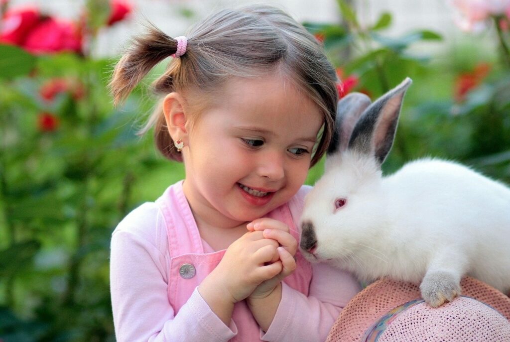 Holčička s bílým králíkem.