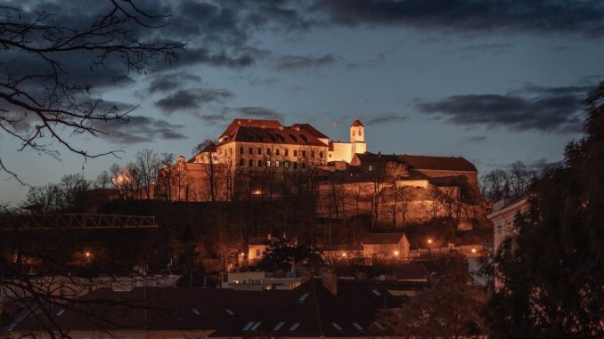 Osvětelený hrad Špilberk v Brně