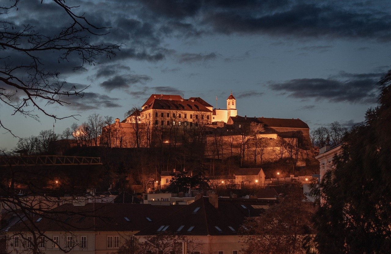 Osvětelený hrad Špilberk v Brně