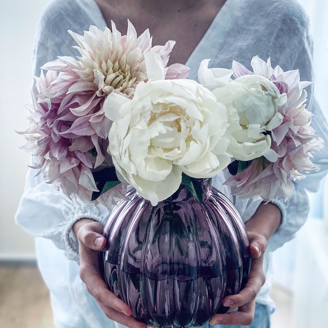 Fialová váza s květinami od Radua crystal.