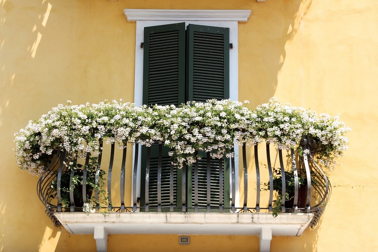 balkon s květinami