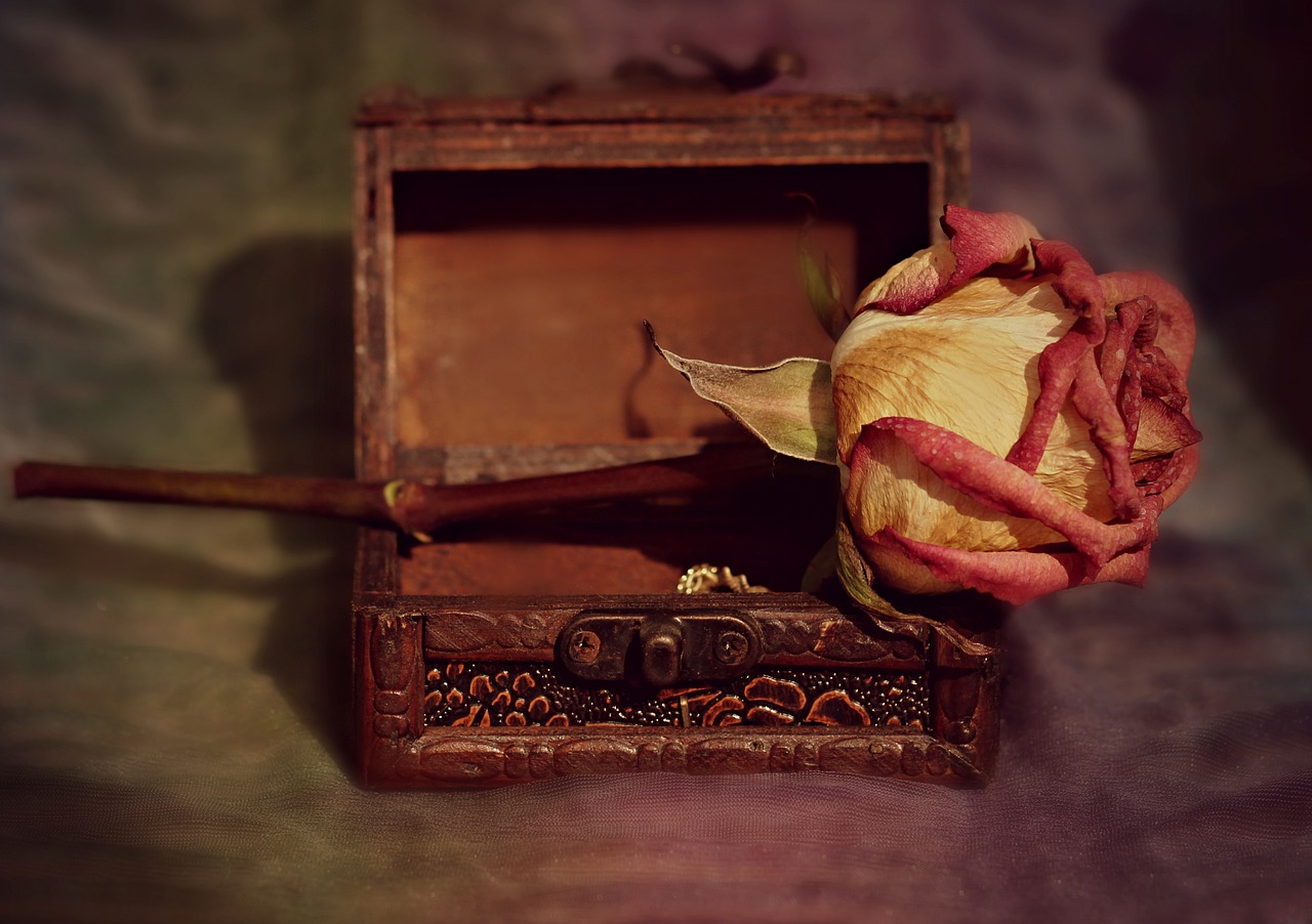Suchá růže na dřevěné truhliččce