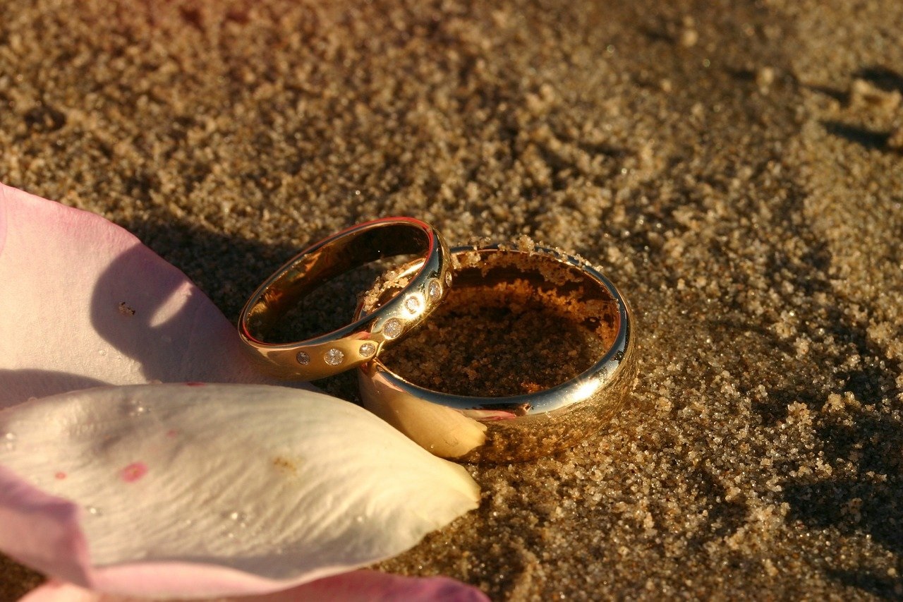 snubní prstýnky položené na písku