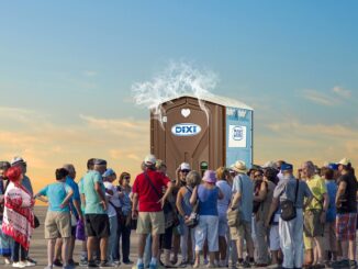 Dav lidí před veřejným wc ze kterého se kouří