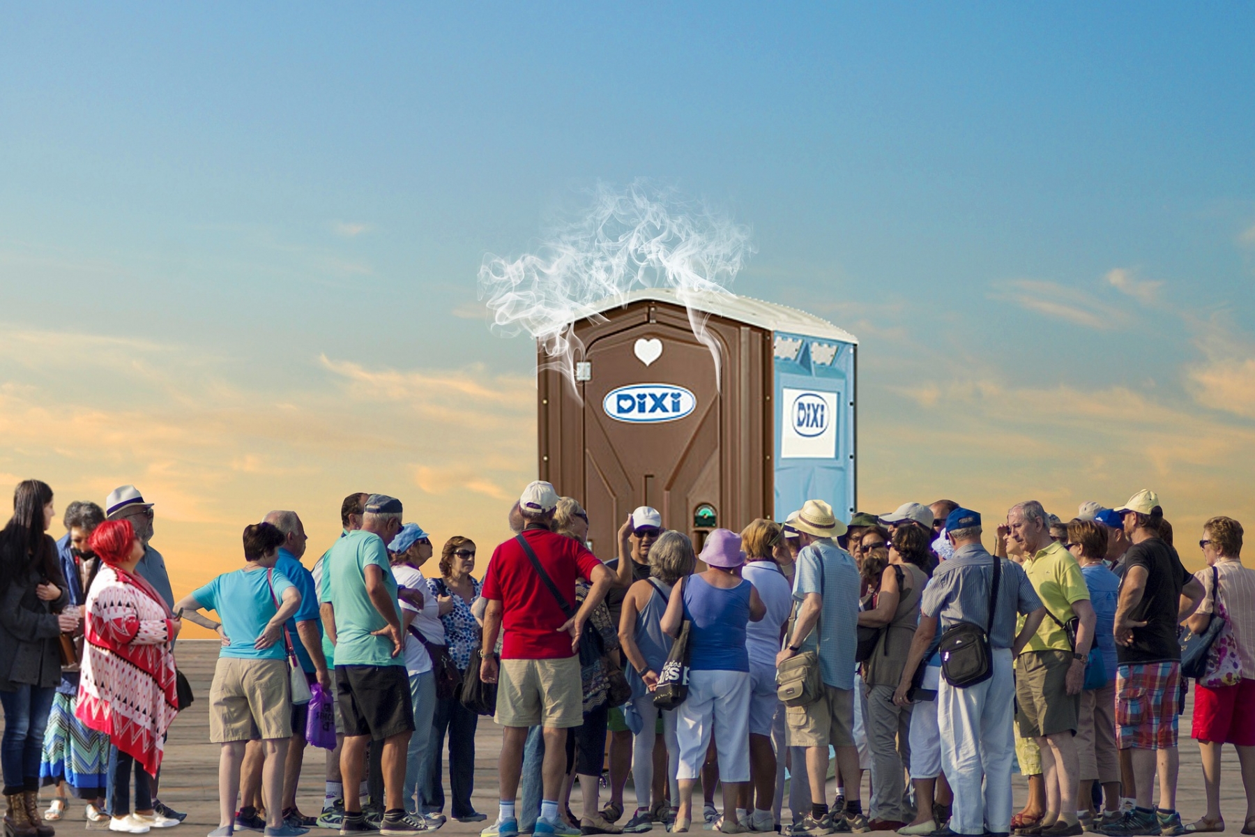 Dav lidí před veřejným wc ze kterého se kouří