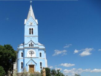 Kostel s modrou fasádou ve Stříbrnicích.
