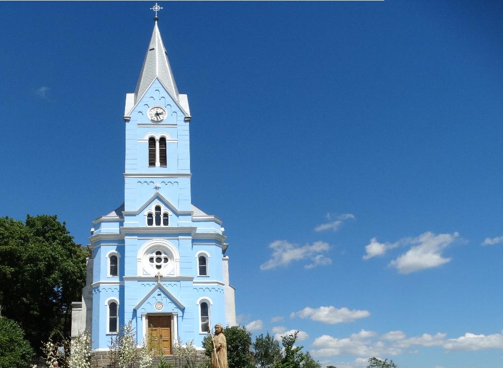 Kostel s modrou fasádou ve Stříbrnicích.