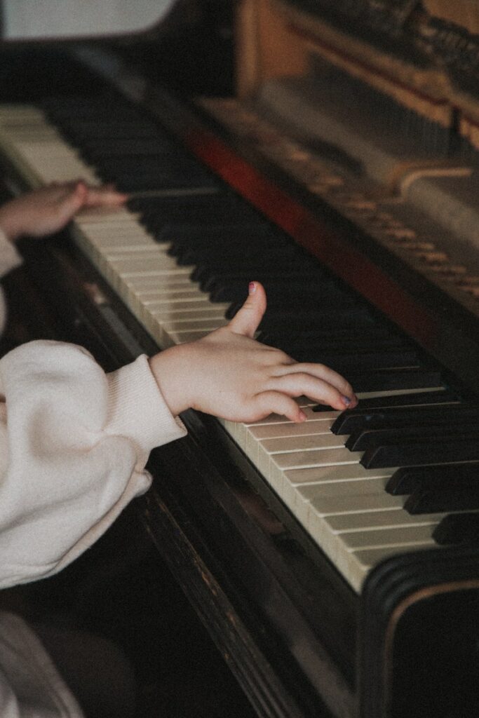 Dívčí ruce na klavíru.
