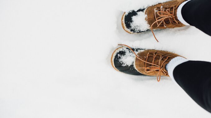 Nohy ve sněhu.