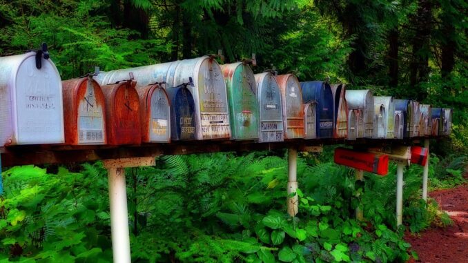 Hodně poštovních schránek, barevných, strých, v jedné řádě