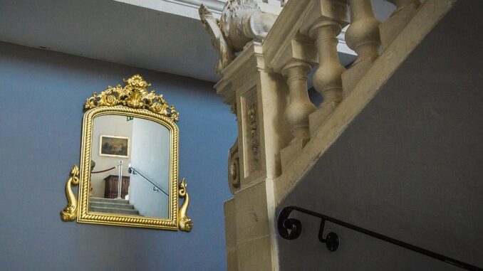 zrcadlo nad historickým schodištěm