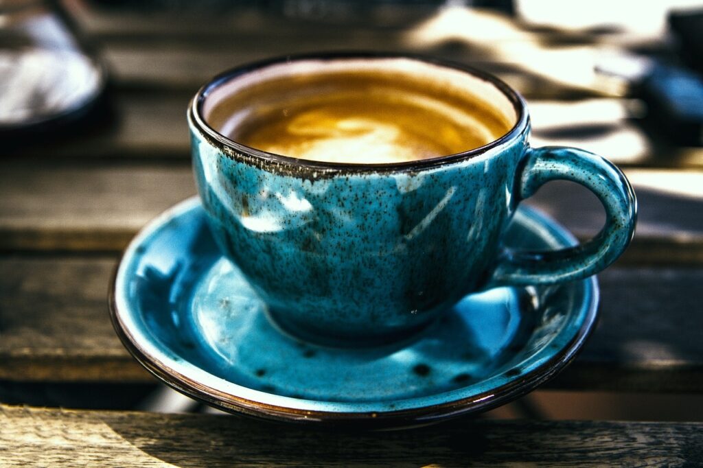 Modrý hrnek s kávou.