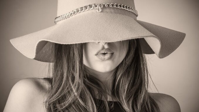Dívka ve starém klobouku.