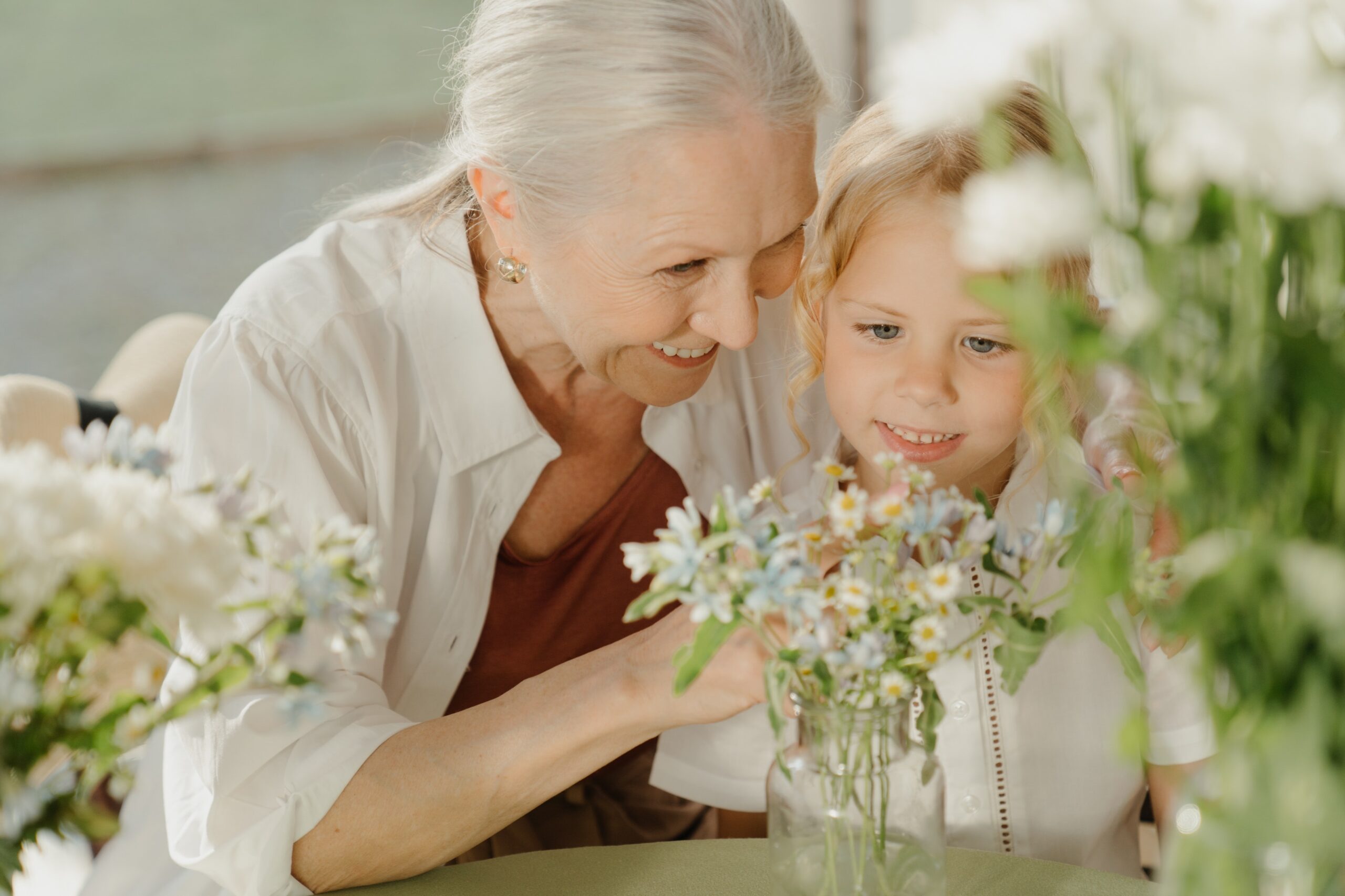 Babička ukazuje vnučce kytky.