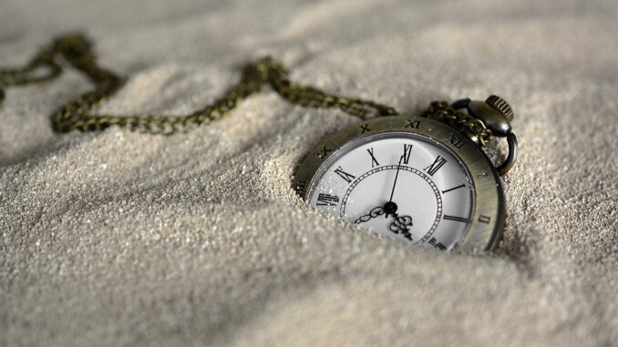 Staré hodinky v písku