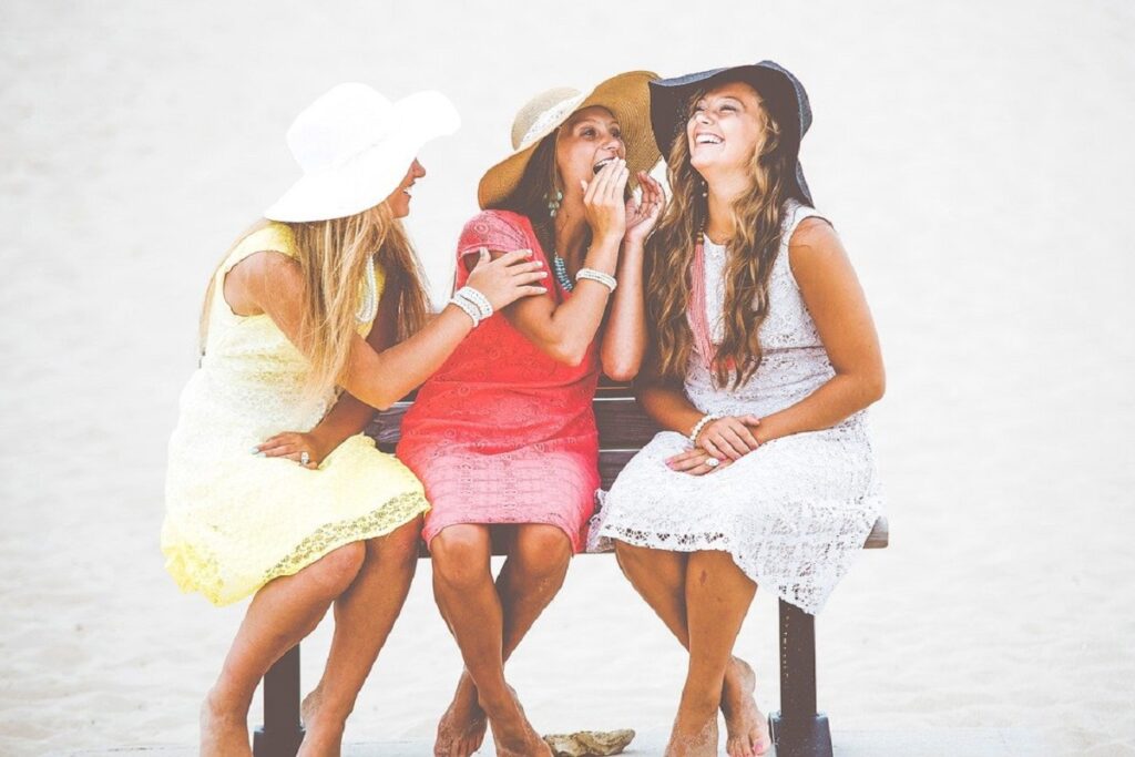 Tři ženy se smějí.