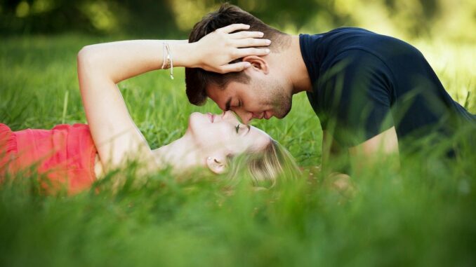 Zamilovaný pár v trávě.