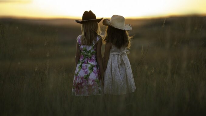 Dvě dívky při západu slunce.