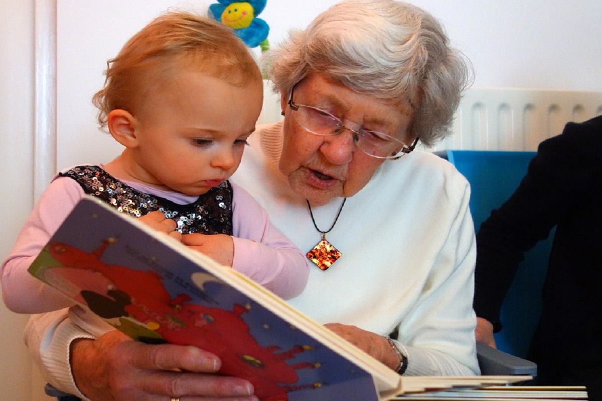 Babička s vnučkou si čtou knížku.