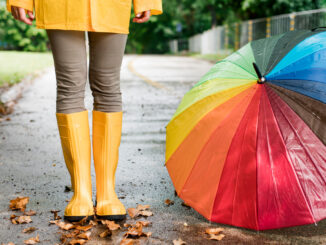 Dívka v gumácích a s deštníkem.