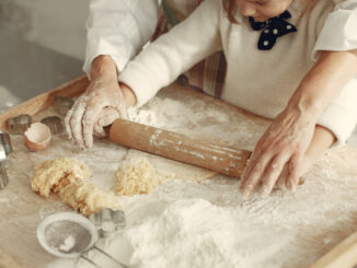 Babička s vnučkou připravují těsto.