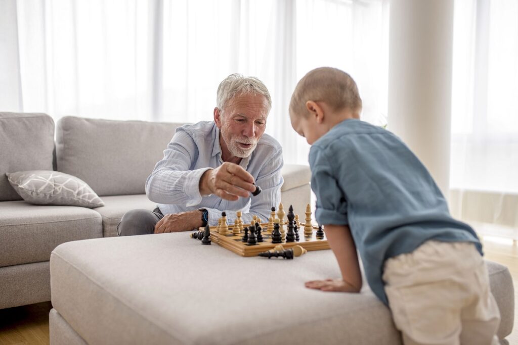 Dědeček hraje šachy s vnukem.