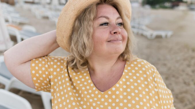 elder-tourist-woman-posing-beach