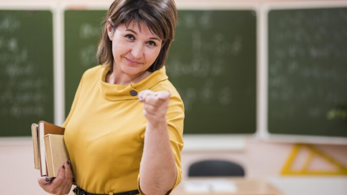 portrait-teacher-class-pointing